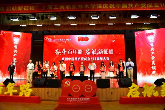 胡家秀和张扬为优秀共产党员颁奖(第一批)